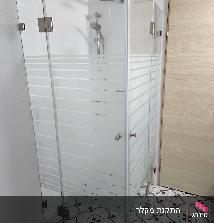 התקנת מקלחון.